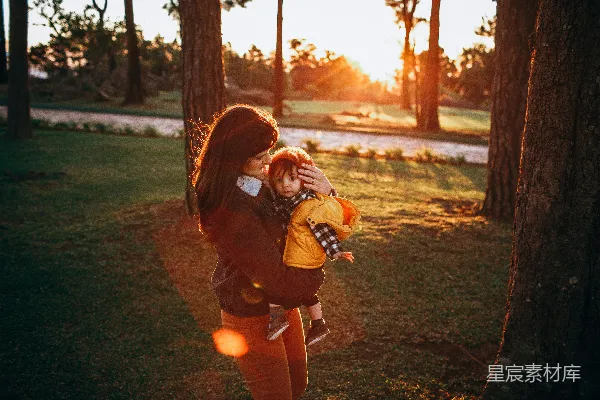 高清摄影 夕阳下的温馨亲子时光