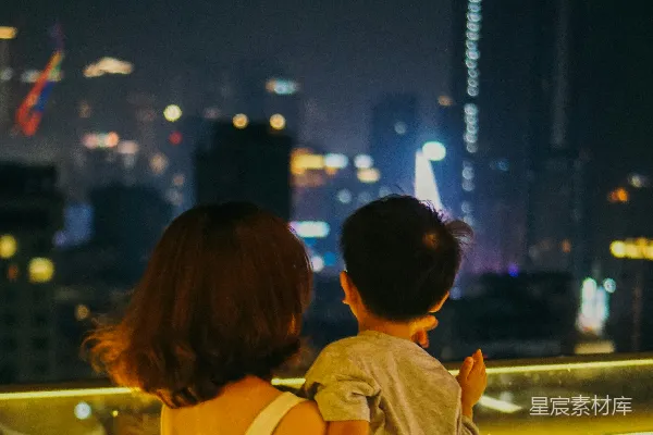 高清摄影 夜景下的母子时光