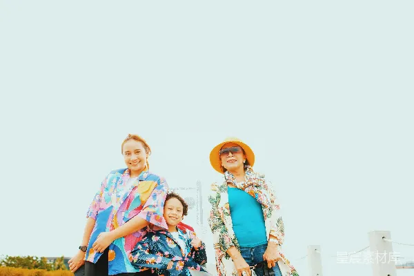 高清摄影 海边家庭幸福时光