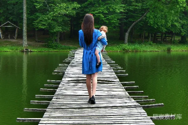 高清摄影 湖边的木桥：母子同行