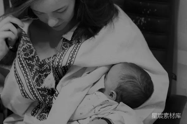 高清摄影 母乳喂养的温馨时刻