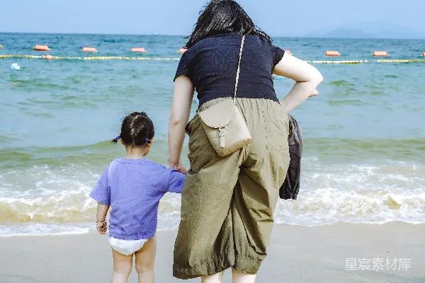 高清摄影 海边散步的母女