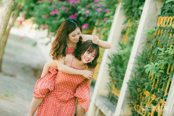 高清摄影 姐妹情深：户外嬉戏时光