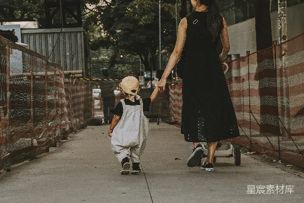 高清摄影 母子同行的温馨瞬间