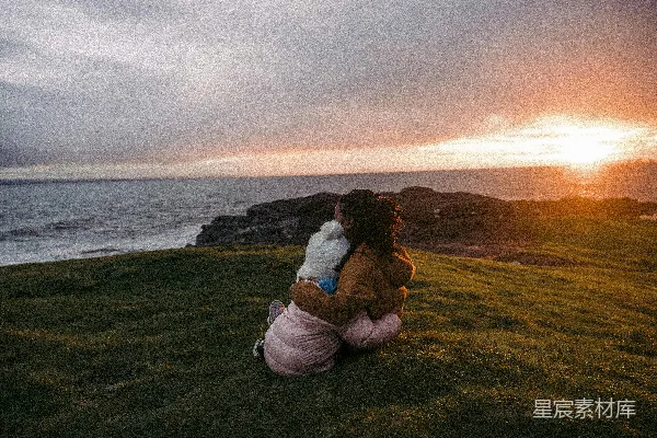 高清摄影 夕阳下的母子情