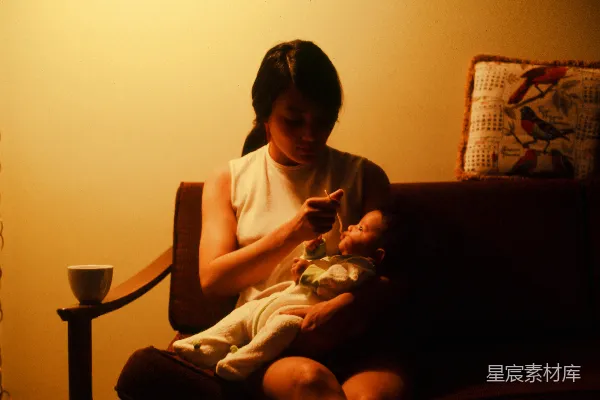高清摄影 温馨的夜晚哺乳场景