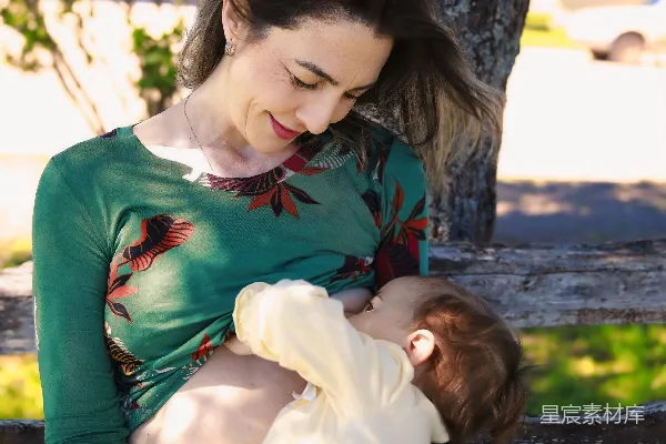 高清摄影 母乳喂养的温馨时刻