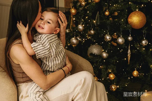 高清摄影 温馨圣诞：母子共度时光
