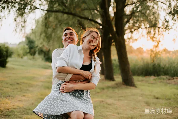 高清摄影 夕阳下的幸福瞬间：情侣相拥