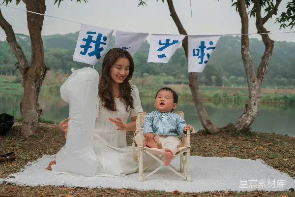 高清摄影 温馨的户外家庭时光