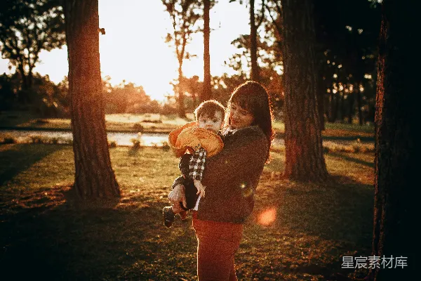 高清摄影 夕阳下的母子时光