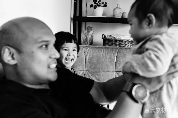 高清摄影 家庭温馨时刻：父与子的欢乐时光