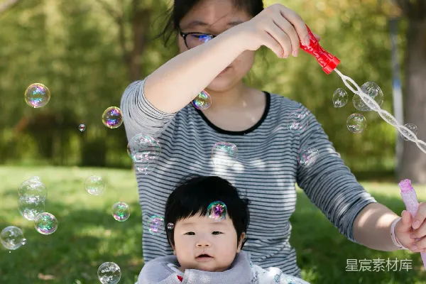 高清摄影 亲子泡泡时光