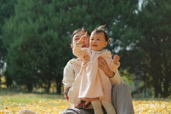 高清摄影 母女共度美好秋日时光