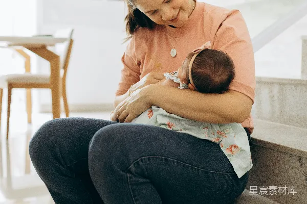 高清摄影 母爱时光：温馨怀抱中的母子情深
