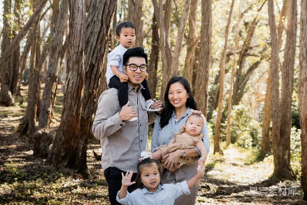 高清摄影 温馨的森林家庭时光