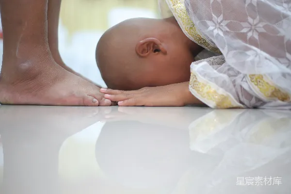高清摄影 母子情深：温馨的拥抱瞬间