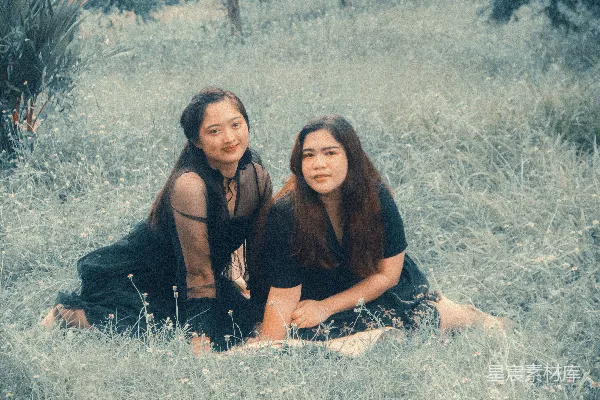 高清摄影 姐妹情深，田野中的美好时光