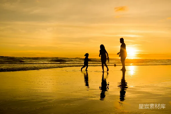 高清摄影 夕阳下的海滩家庭