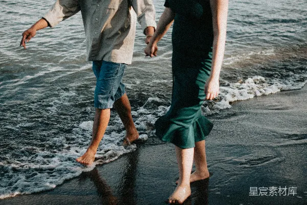 高清摄影 牵手漫步海滩