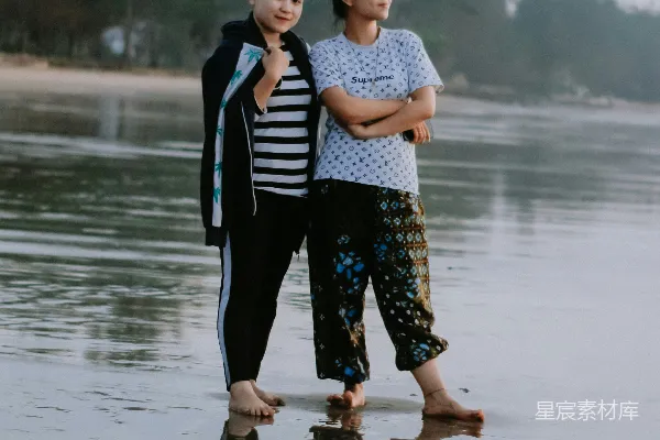 高清摄影 海边的姐妹情