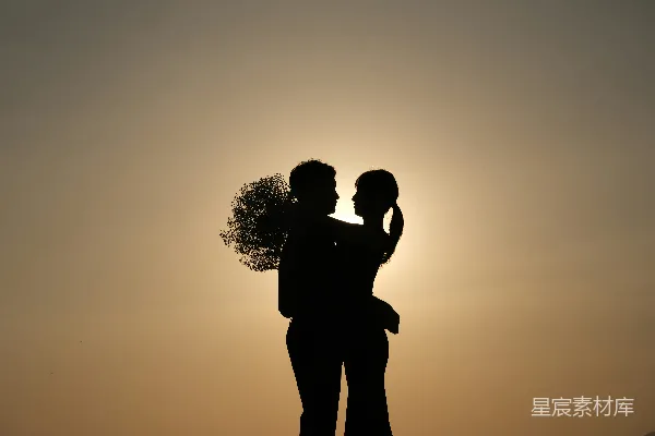 高清摄影 夕阳下的爱恋剪影