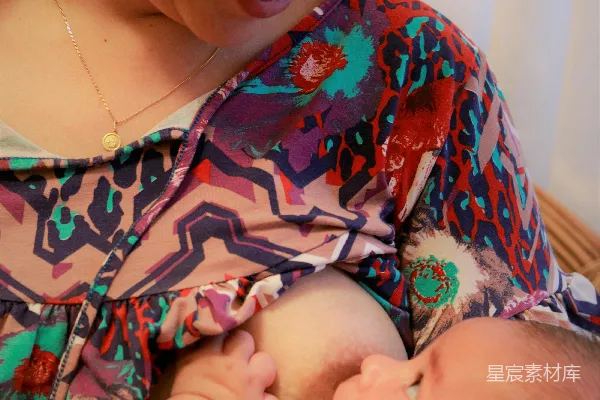 高清摄影 母乳喂养的温馨时刻