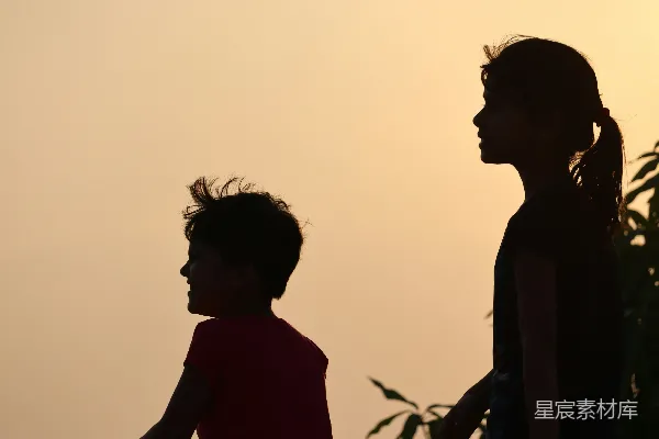 高清摄影 夕阳下的母子剪影