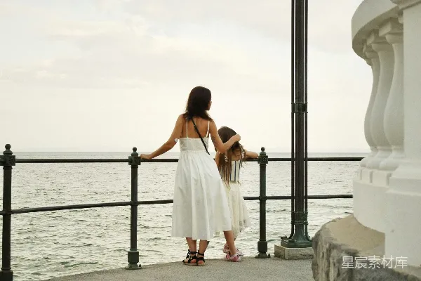高清摄影 海边的母女时光