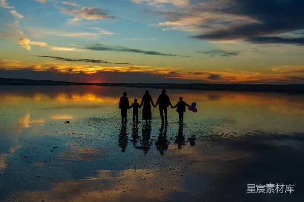 高清摄影 夕阳下的家庭剪影
