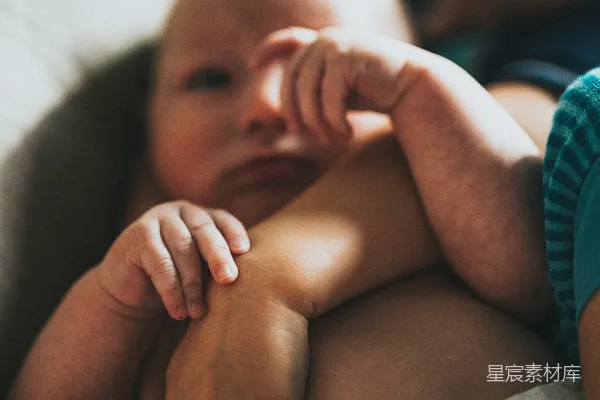 高清摄影 母乳喂养的温馨时刻