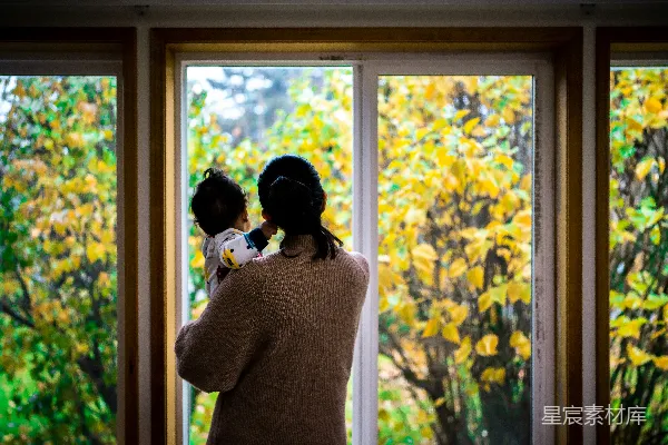 高清摄影 母子共赏秋景