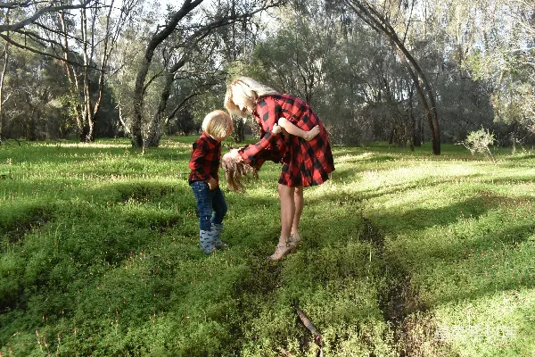 高清摄影 森林中的亲子时光