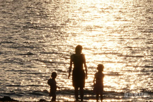 高清摄影 夕阳下的海边家庭时光