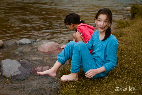 高清摄影 河边嬉戏的姐妹