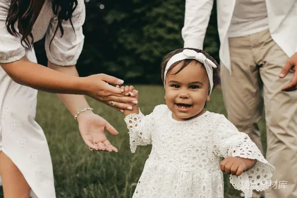 高清摄影 温馨家庭时光：户外草地上的幸福瞬间