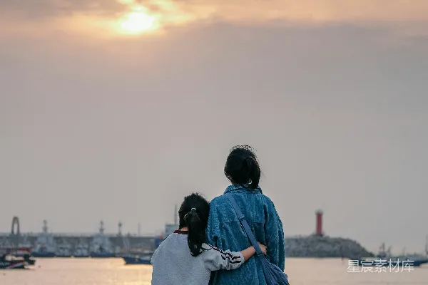 高清摄影 夕阳下的温馨时刻