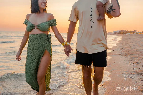 高清摄影 夕阳下的海滩家庭时光