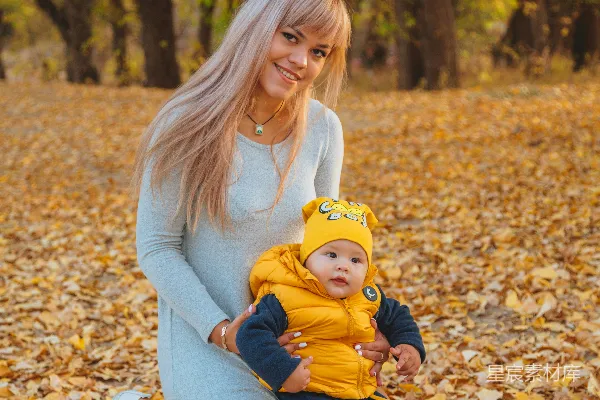 高清摄影 秋日母子温馨时光