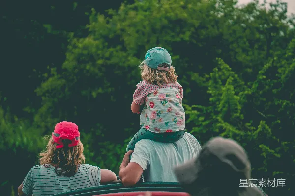 高清摄影 家庭时光：享受自然的亲子时光