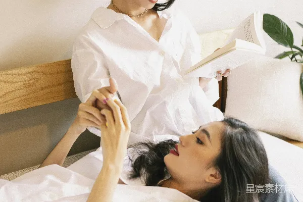 高清摄影 温馨的床边时光