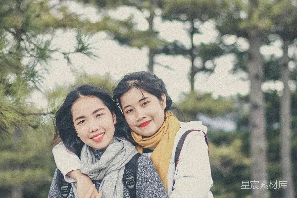高清摄影 林间拥抱的友谊
