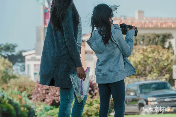 高清摄影 户外摄影：姐妹共度美好时光