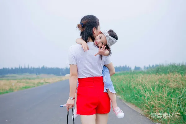 高清摄影 母女同行的温馨时刻