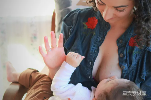 高清摄影 母乳喂养的温馨时刻