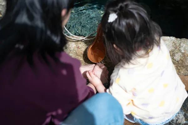 高清摄影 亲子互动：温暖的温泉时光