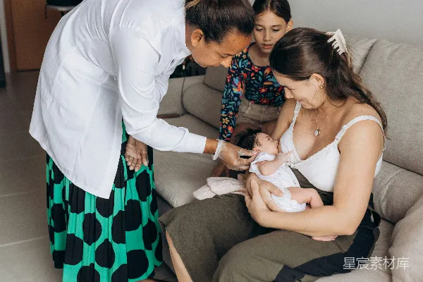 高清摄影 温馨家庭时光：哺乳与陪伴