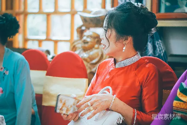 高清摄影 优雅红装女子在会议厅