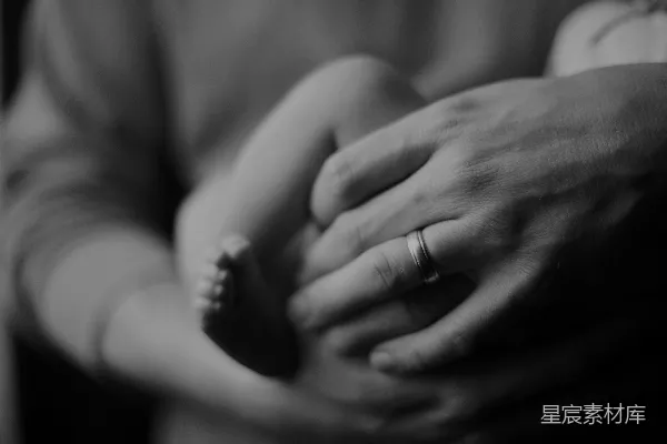 高清摄影 父爱的温柔：手托婴儿脚