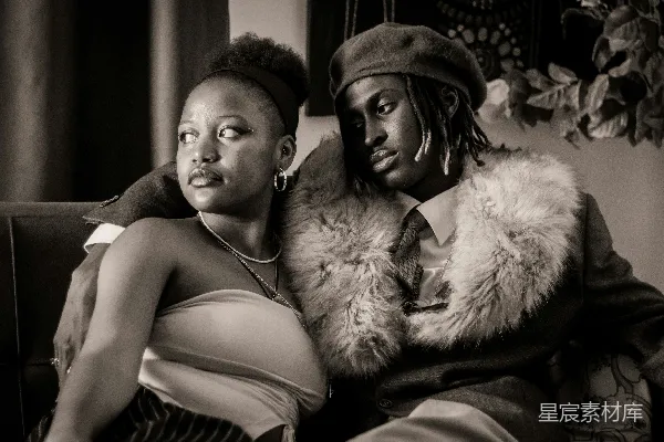 高清摄影 黑白情侣沙发写真